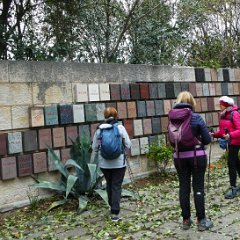 P1190979....192 pietre di marmo da Paesi con la Croce Rossa o la Mezzaluna Rossa.